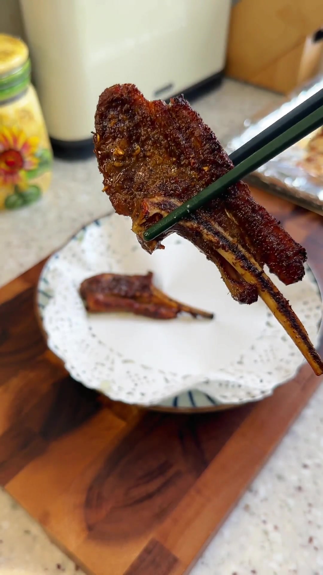 今天的烤羊排和炒笋片味道绝了！已经列入我家宴客菜单感谢的分享！