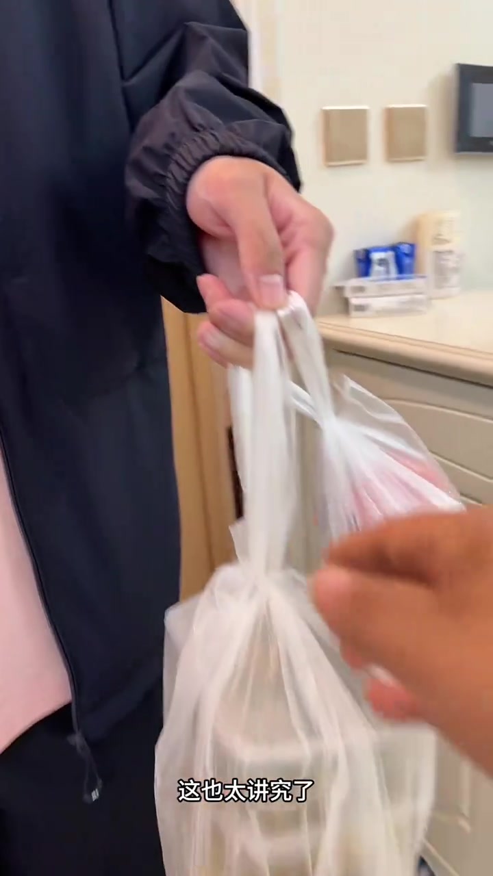 暖心大米墩洗澡不忘给家人买菜