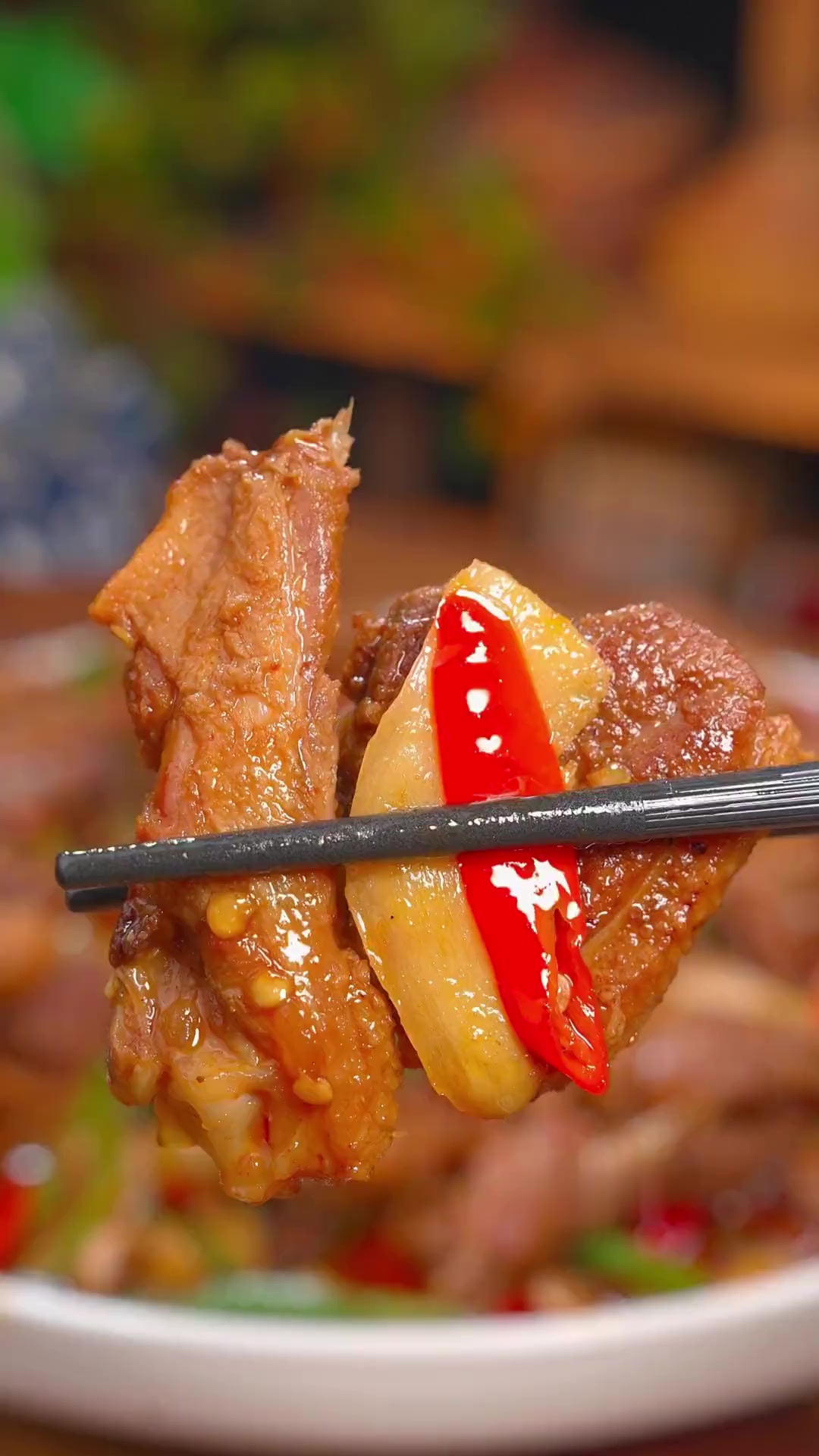 在众多川菜美食当中，这道姜爆鸭真的很受大家喜爱，鸭子软糯鲜香，搭配上仔姜的清香，味道巴适惨