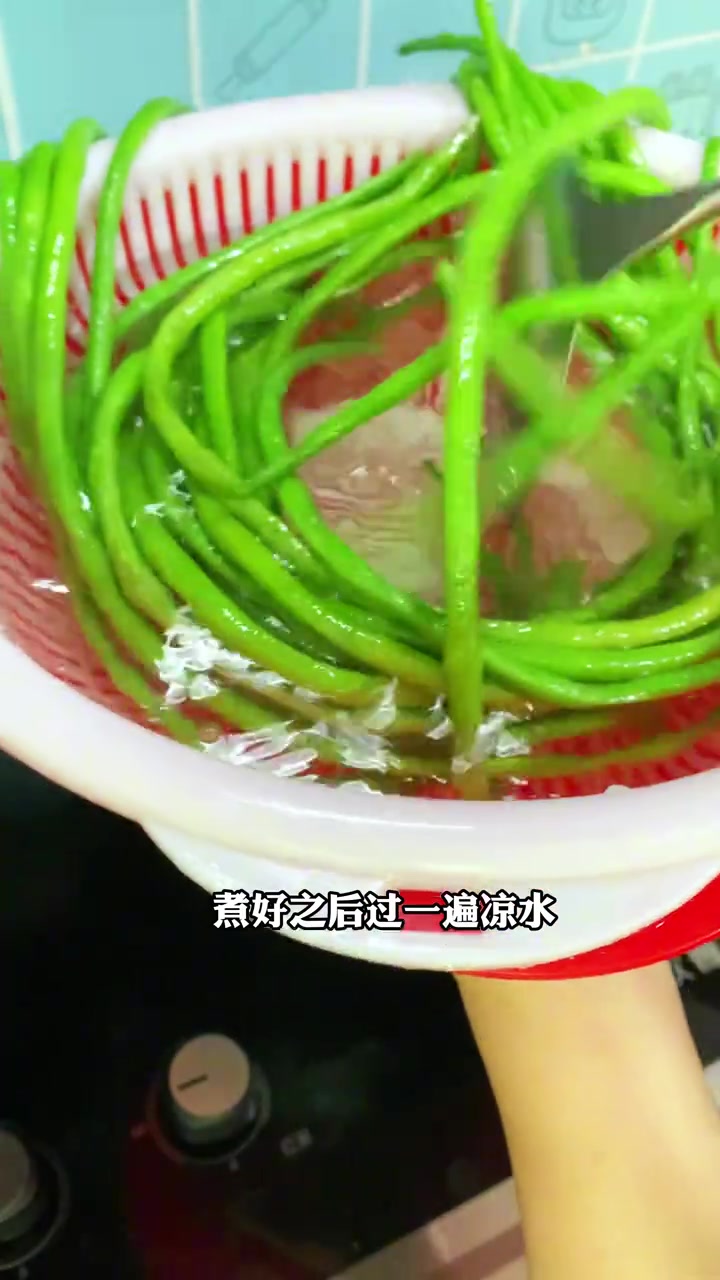 夏天酒席上桌率很高的一个素菜,仔姜拌豆角,很开胃很解腻