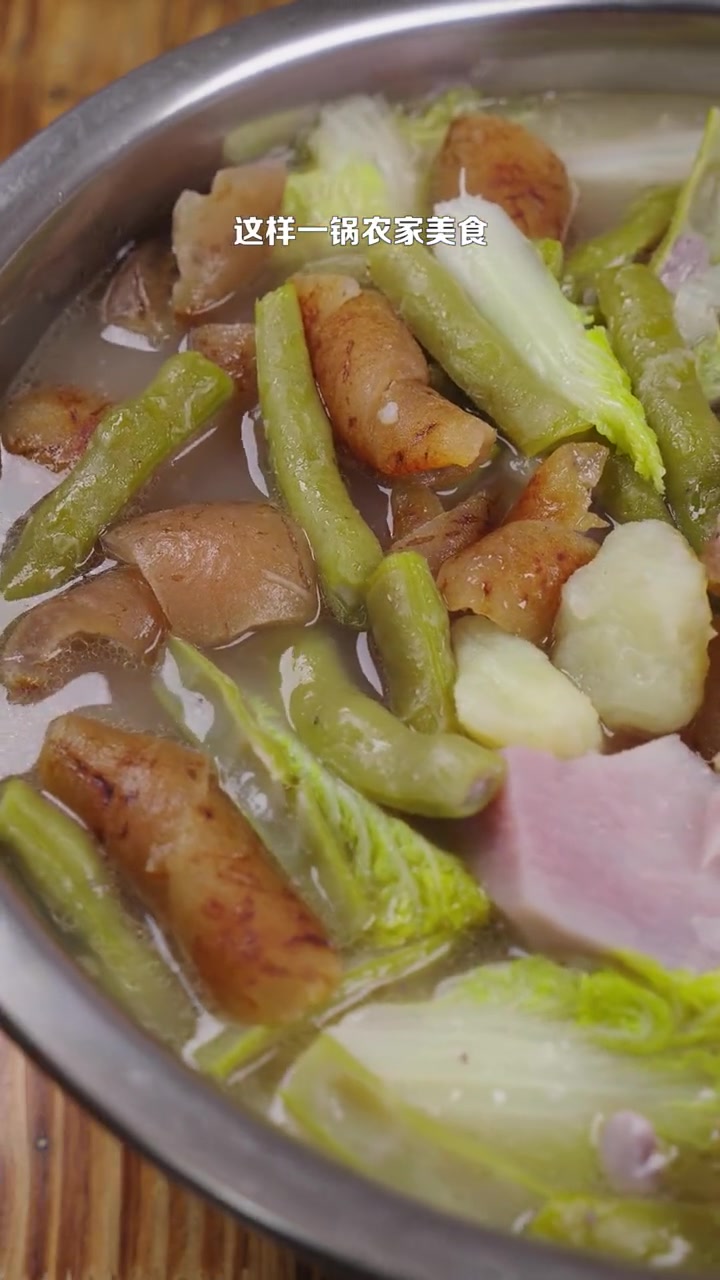 猪皮煮杂菜汤，猪皮煮杂菜汤，一道简单又美味的农家美食