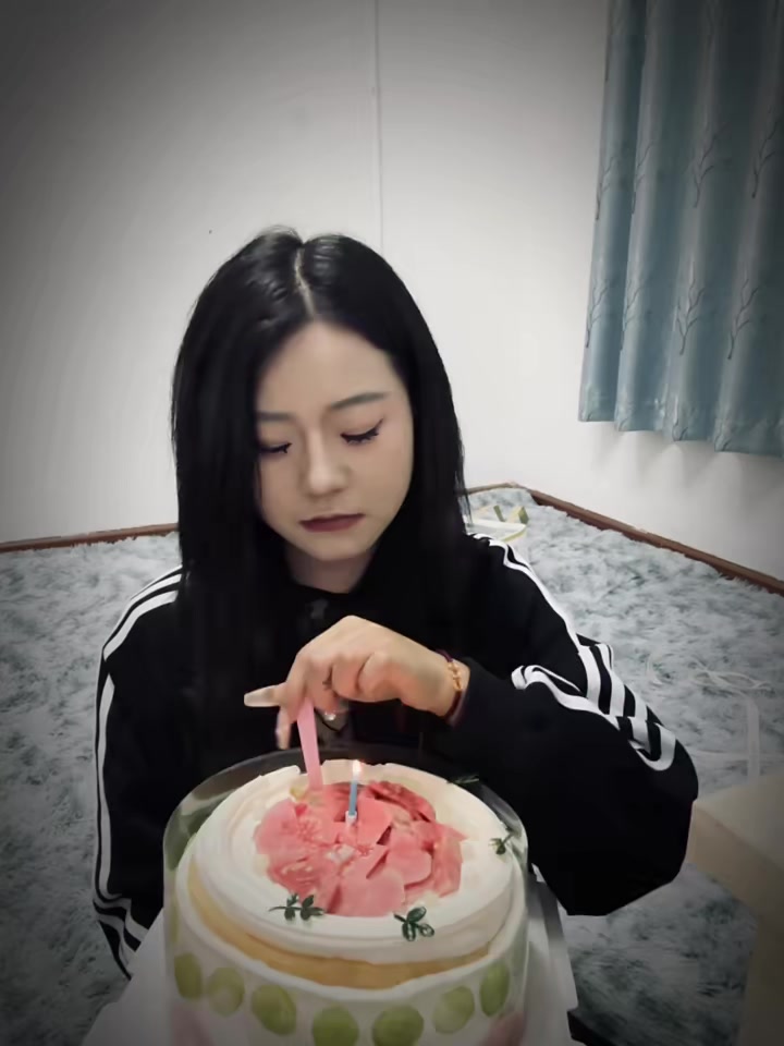 这是我过得最难受的一个生日,也是最孤独的一个,原来蛋糕也会苦,心也会疼!