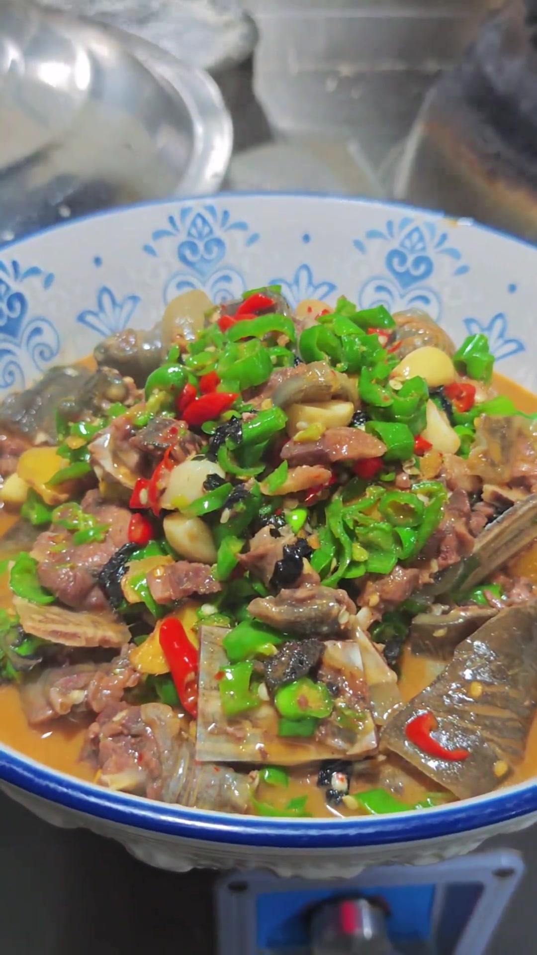 湖南青椒焖甲鱼又鲜又辣！太下饭了！