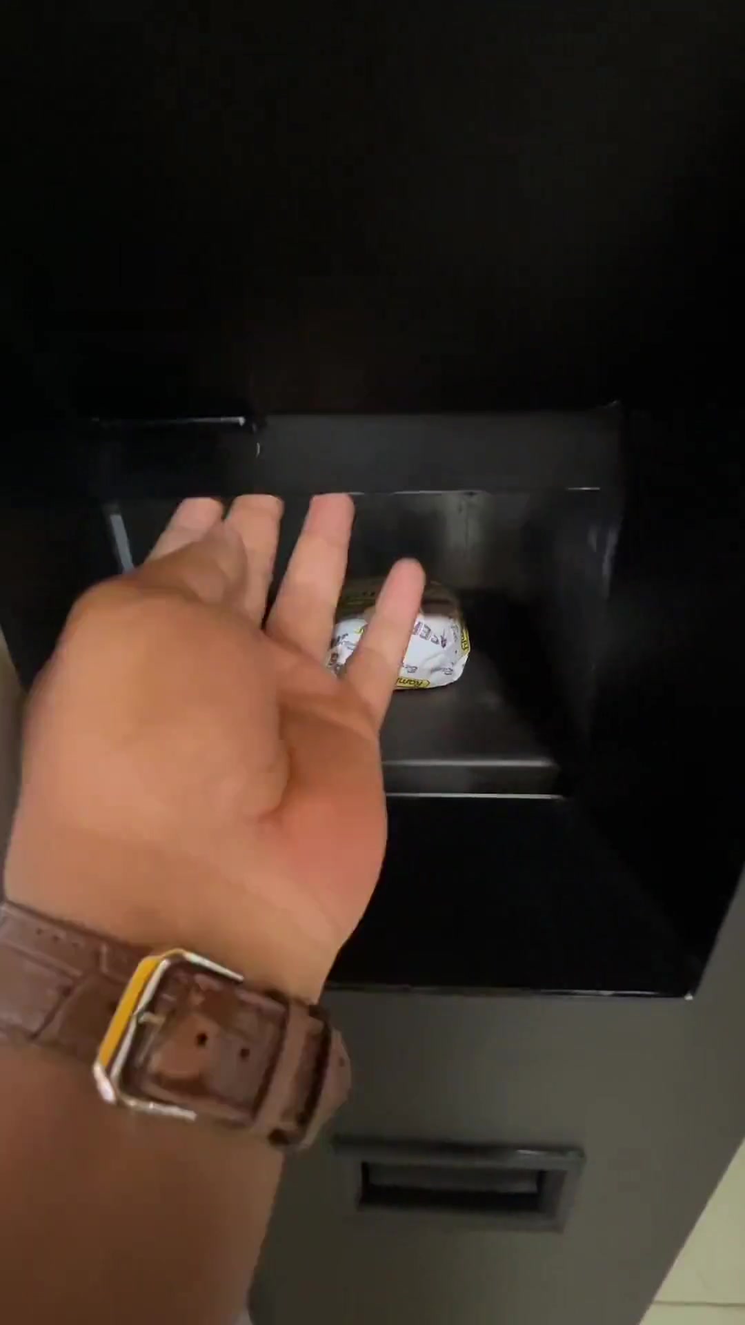 大马国民汉堡Ramly Burger在自动贩卖机也能买得到