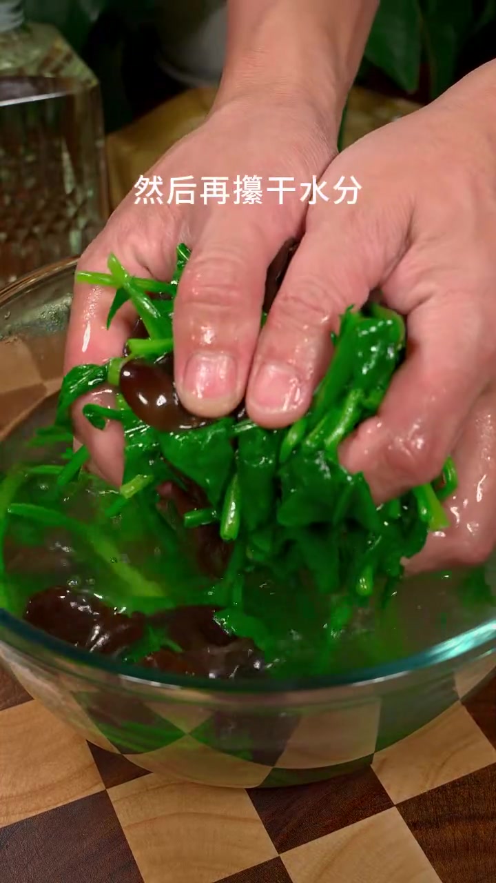 这个陈醋菠菜木耳花生米,你一定要试一试