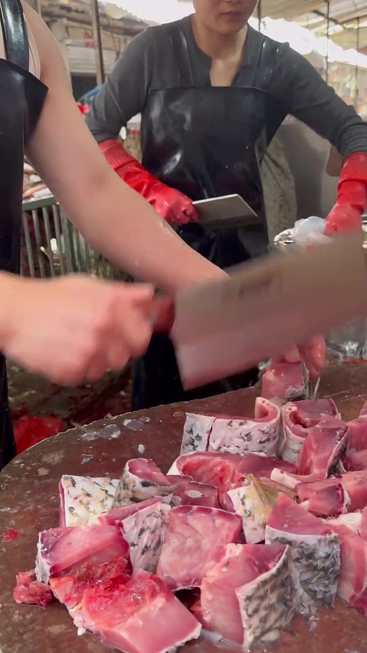 小伙拿冻鱼找杀鸡老板加工,结局令人意想不到