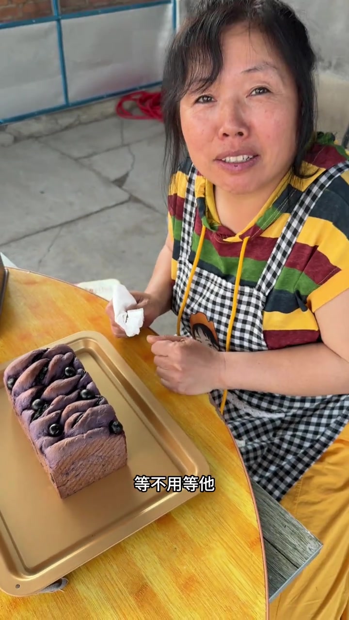 大家更喜欢吃蓝莓吐司还是巧克力吐司