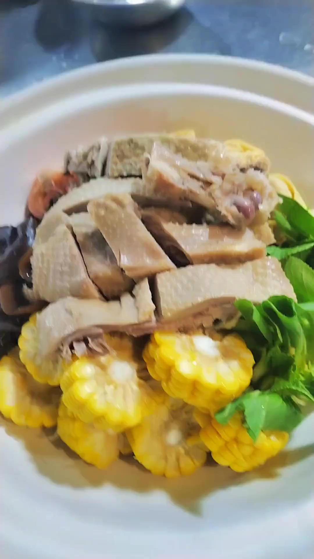 三鲜老鹅煲原料:老鹅,玉米,木耳,基尾虾,菜心,百叶包。调料:高汤,葱姜,豆油,菜籽油,味