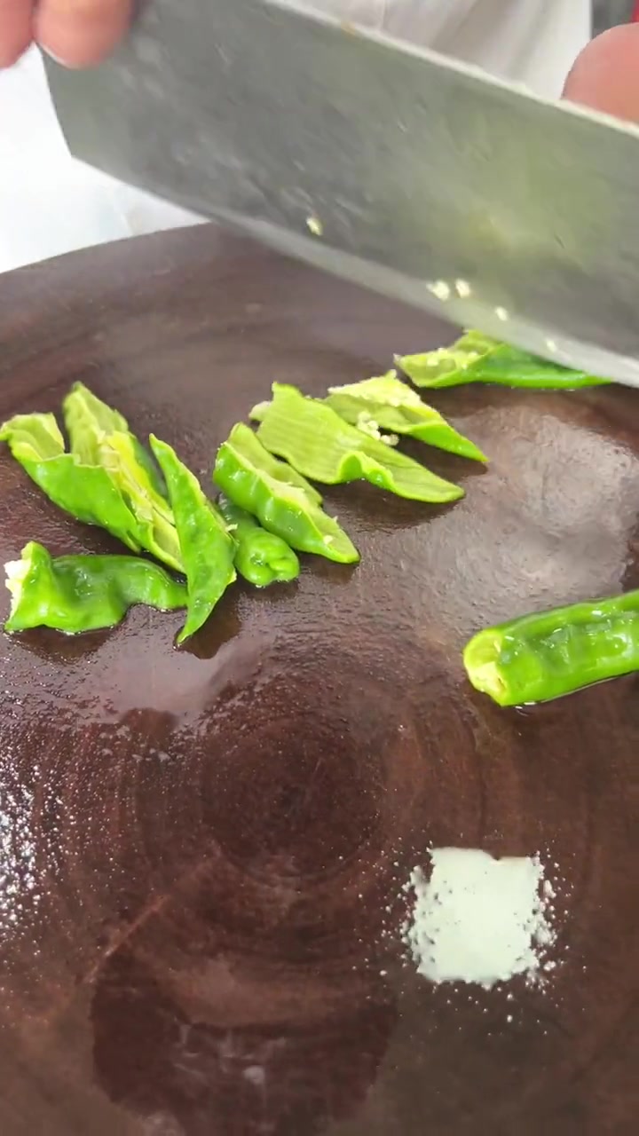 劲道，爽滑，下饭的辣炒猪皮，做的不好仅供参考……感谢您的支持谢谢