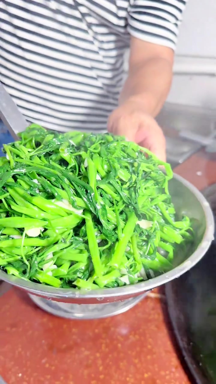 炒青龙过海,火要猛,锅要大,翻炒均匀,一把蒜蓉莱更香