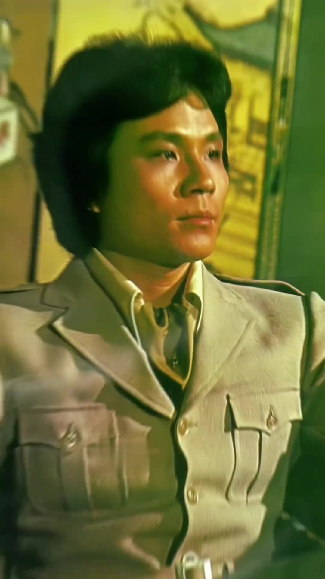 鹿峰，原名褚启学，又名储陆华，1956年出生于台湾，他从8岁开始习武，后来加入京剧团，担任