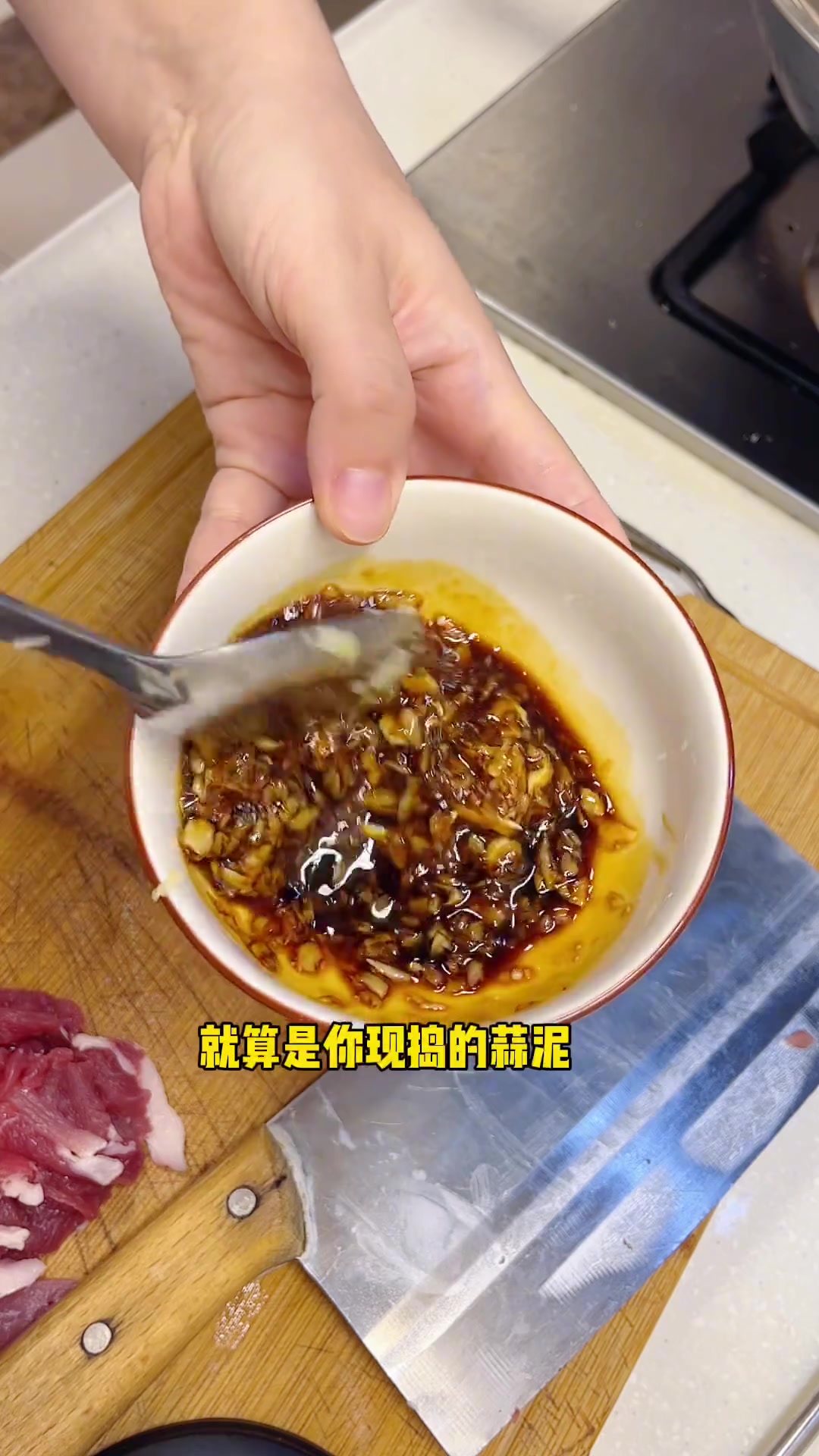 蒜泥烀肉，首选部位就是哈喇巴、猪小腱子和带皮五花，蘸蒜泥绝了