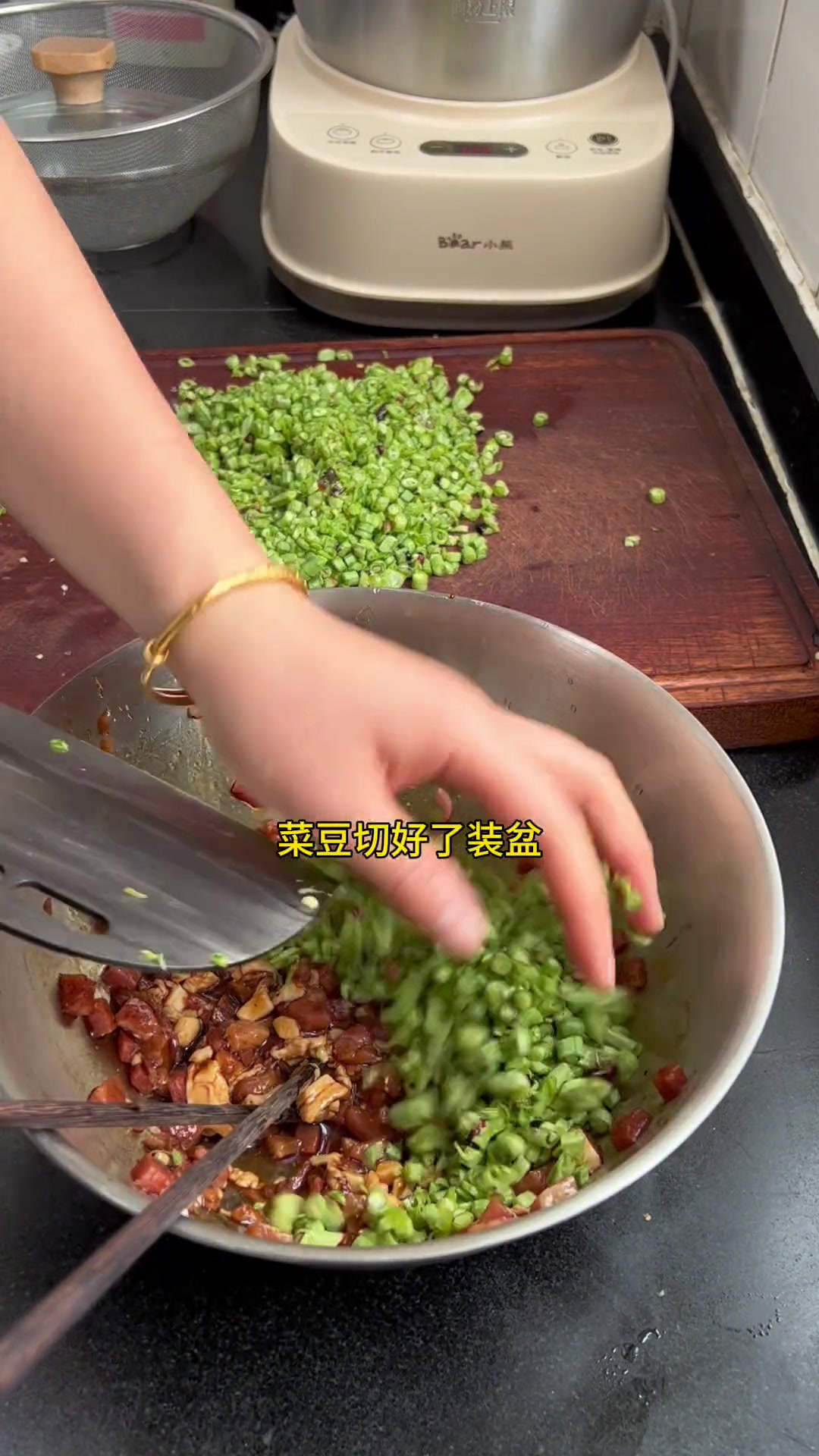 发面包子小米粥，拌盘凉菜，与爱人相伴，家常饭也香