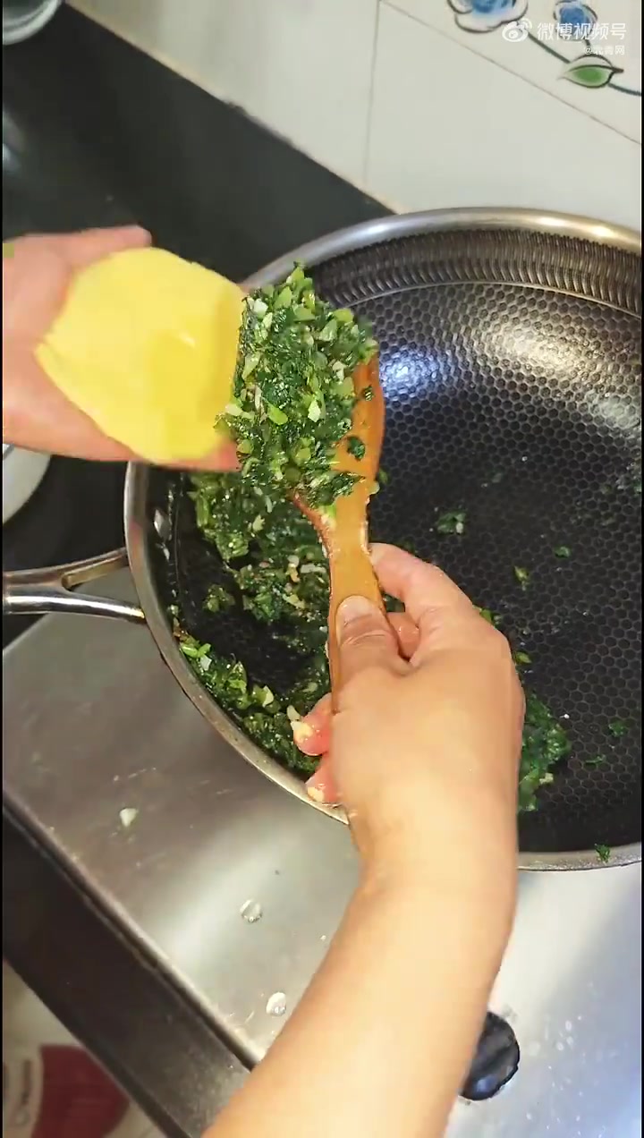 「平谷美食:野菜饽饽」山野清香藏于舌尖!平谷野菜饽饽精选春日鲜嫩荠菜、马齿苋等天然野菜,切