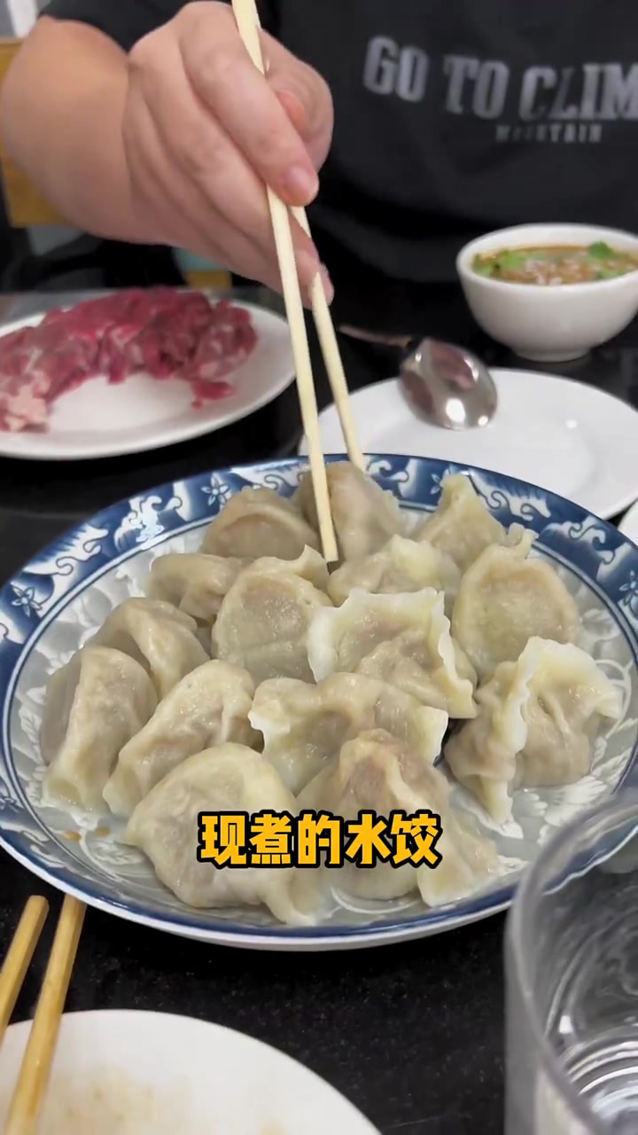 老北京涮羊肉那叫一个地道，那叫一个香