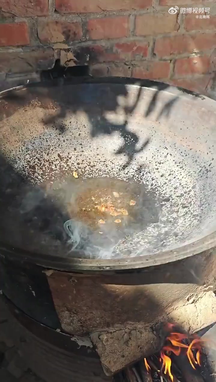 「吃在平谷:铁锅豆角粘卷子」来平谷,怎能错过铁锅豆角粘卷子这道特色美味!精选本地鲜嫩豆角,