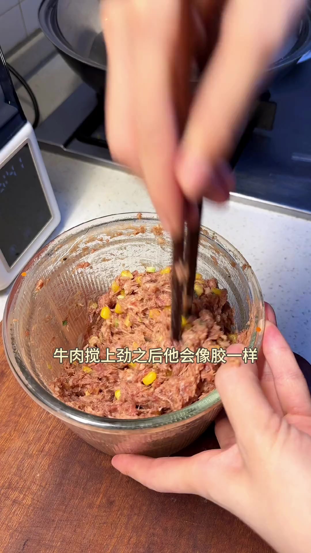 今天是好妈妈呀,早起给娃做了双层牛堡,搅上劲的肉怎么煎都不会散,直接吃或者配汉堡吃都很OK