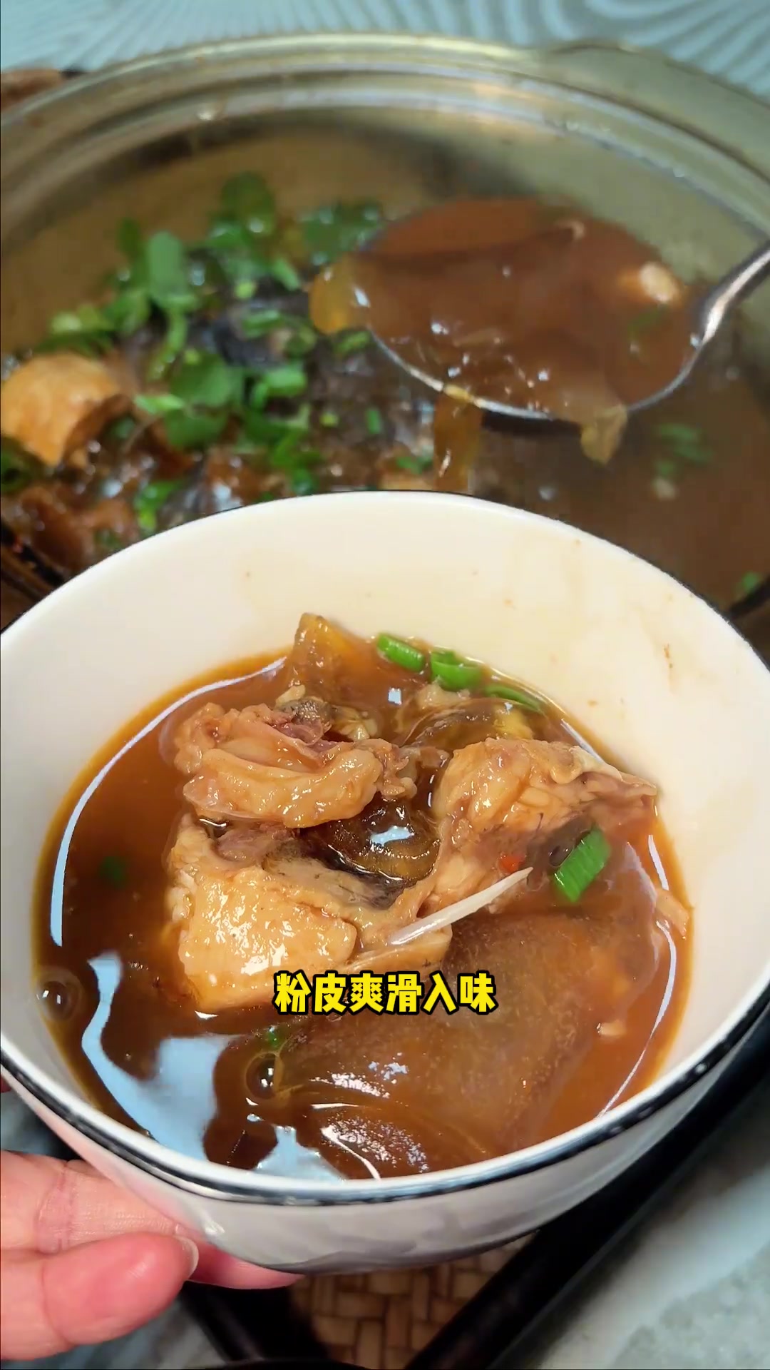 你们家鱼头咋做？试试红烧鱼头炖粉皮，超好吃！