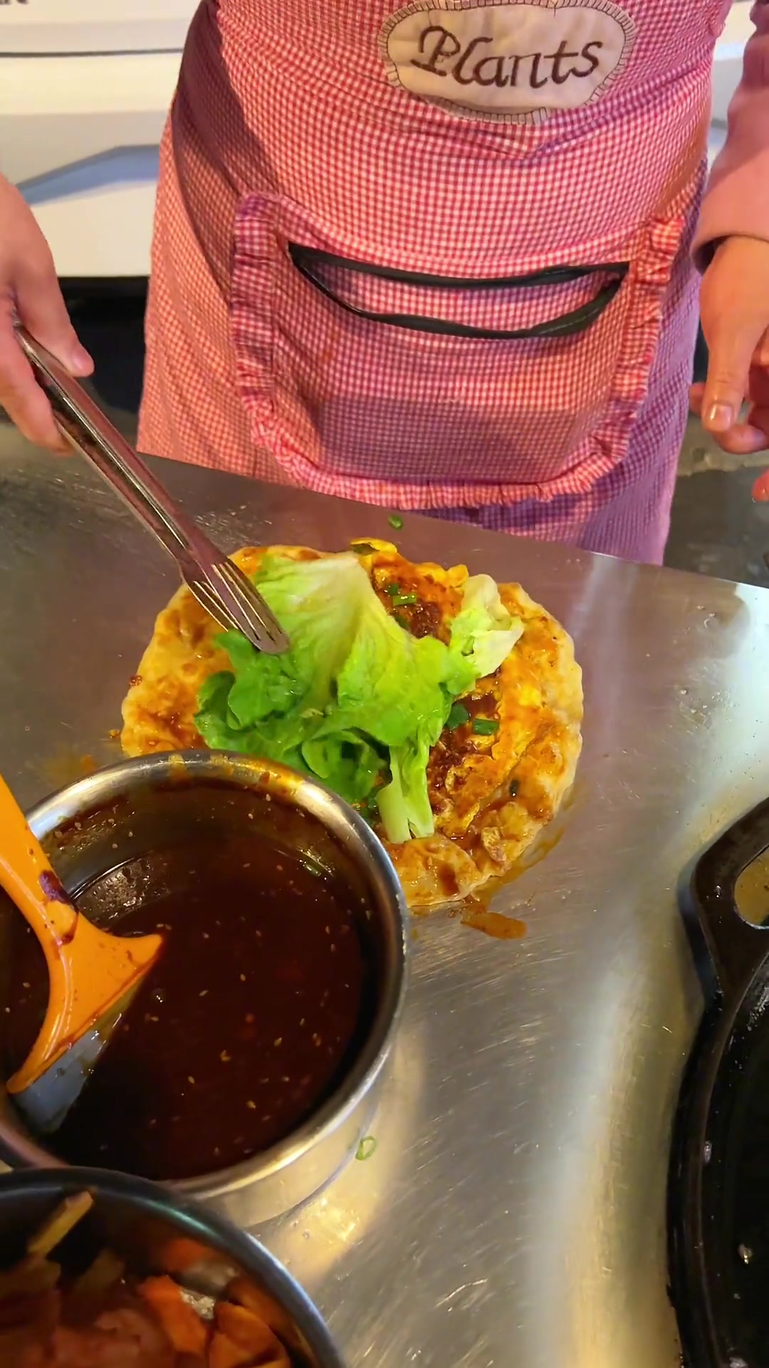 街头偶遇土家烧饼!10元加肠加蛋加里脊肉酱香味十足!