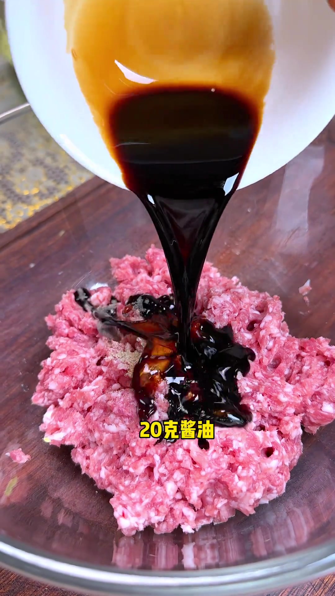 都来试试这样做的白菜猪肉锅贴吧,做法简单,皮薄馅大,外皮焦香酥脆,馅料鲜香你也做起来吧