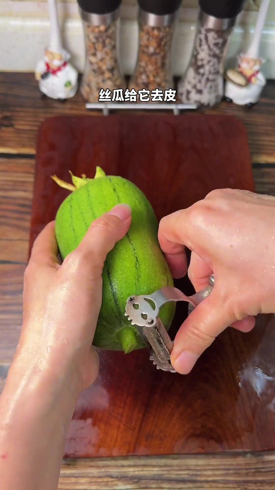 来一碗三鲜米粉汤,鲜甜清爽,再加勺闽南人爱的红葱头油