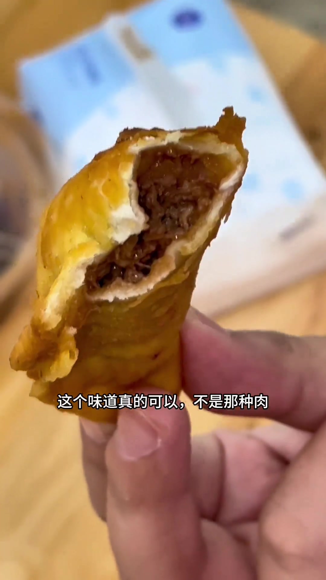 当年在南京排队吃的牛肉锅贴成都也有了！当面现做，皮炸得巨脆，带卤汁的牛肉馅儿巨香嫩！