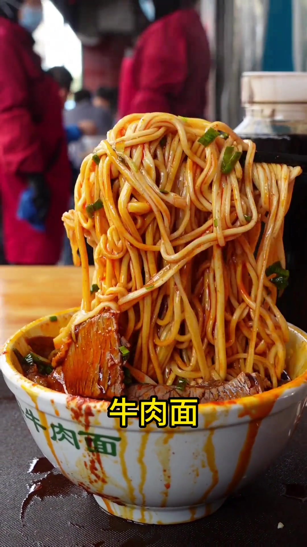 兰州第一顿，挑战10勺辣子的牛肉面，爽翻天！