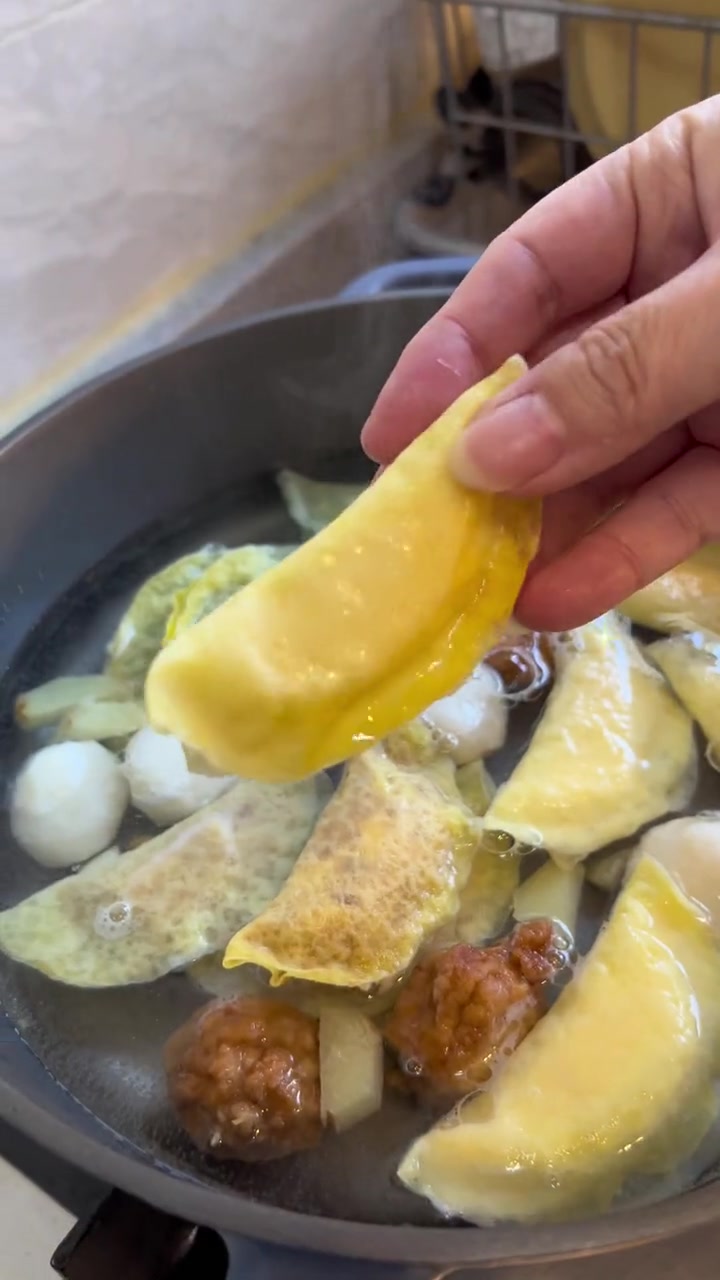 大冷天的来一碗热腾腾的蛋饺鱼丸三鲜汤吃吃很暖和!
