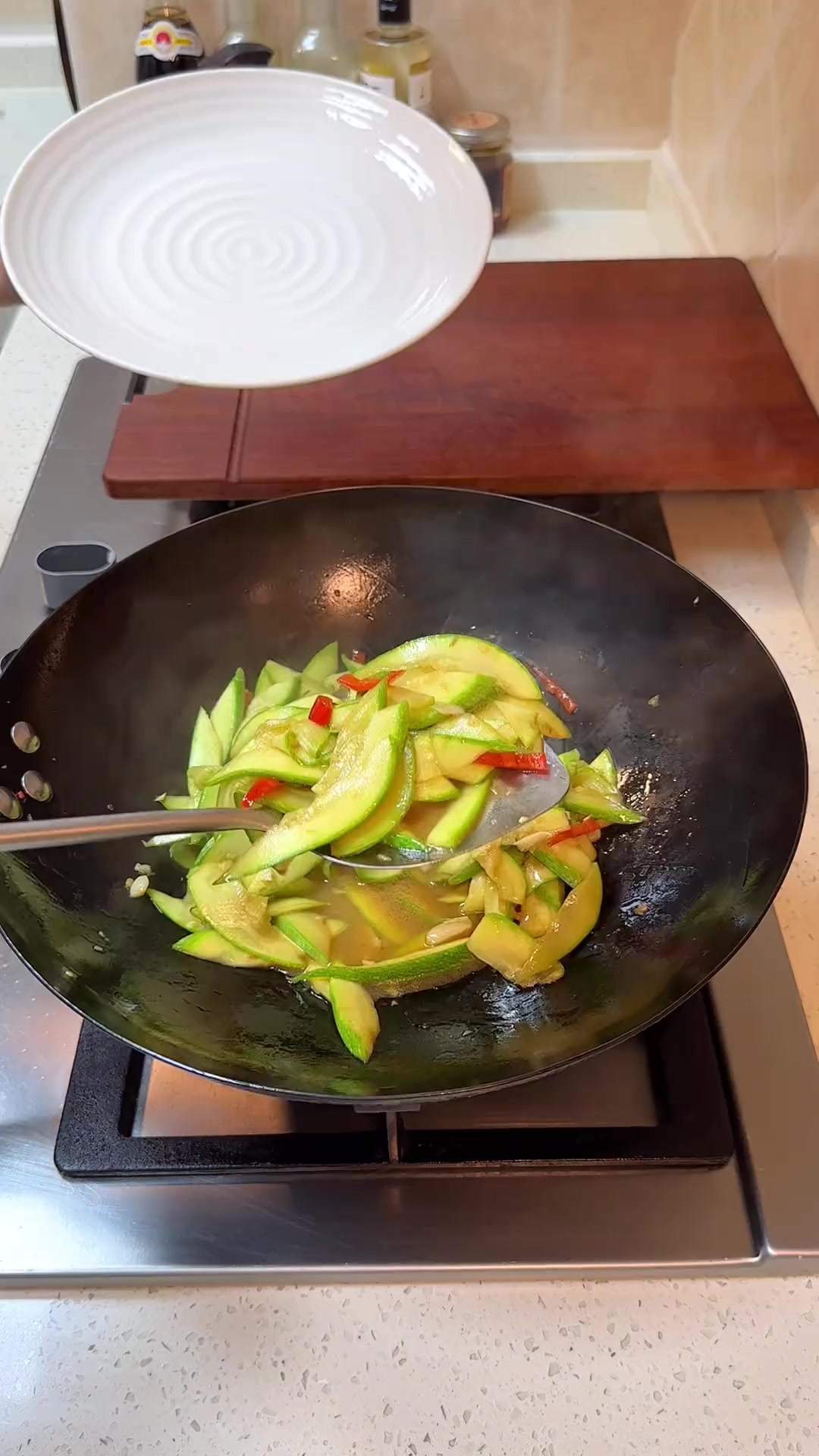 5分钟家常菜:清炒西葫芦,简单好吃超下饭!