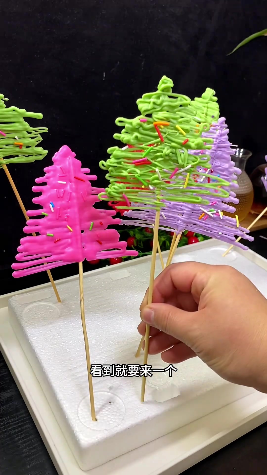 学校门口的巧克力圣诞树,孩子们真是谁见谁爱
