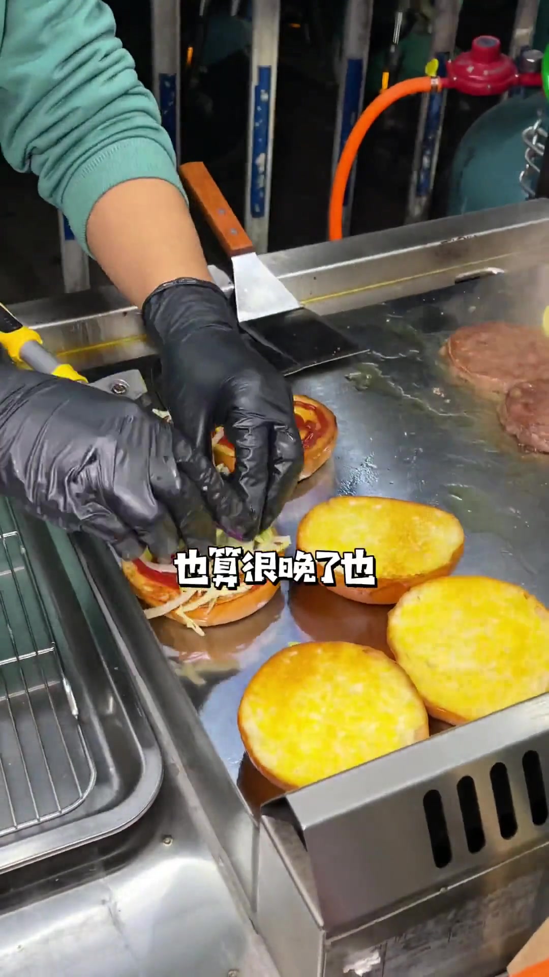 一家街头美式汉堡，芝士牛肉再加上一片风梨，多汁又好吃！
