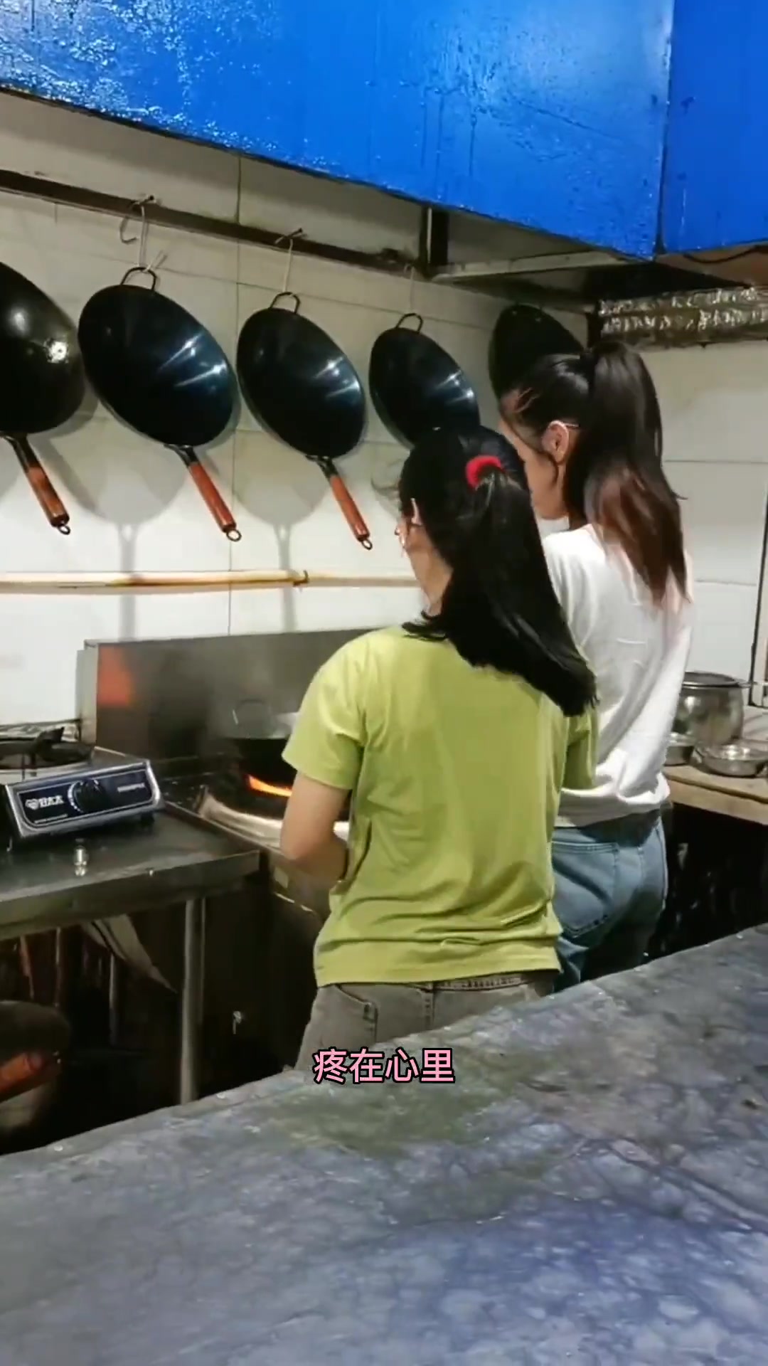 10岁的小女孩能边炒菜边跳舞,“魔性的翻锅”炒菜动作震撼网友