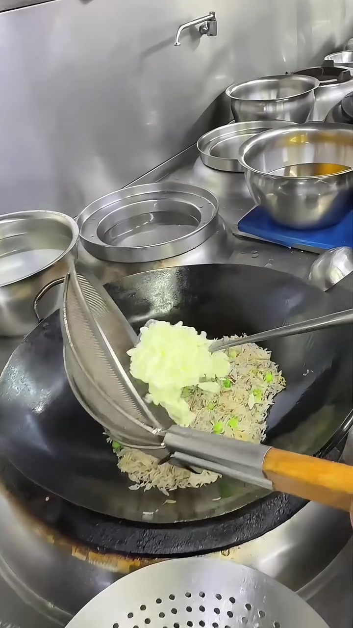 瑶柱蛋白炒饭:粒粒分明,干香滋润似米饭在跳舞