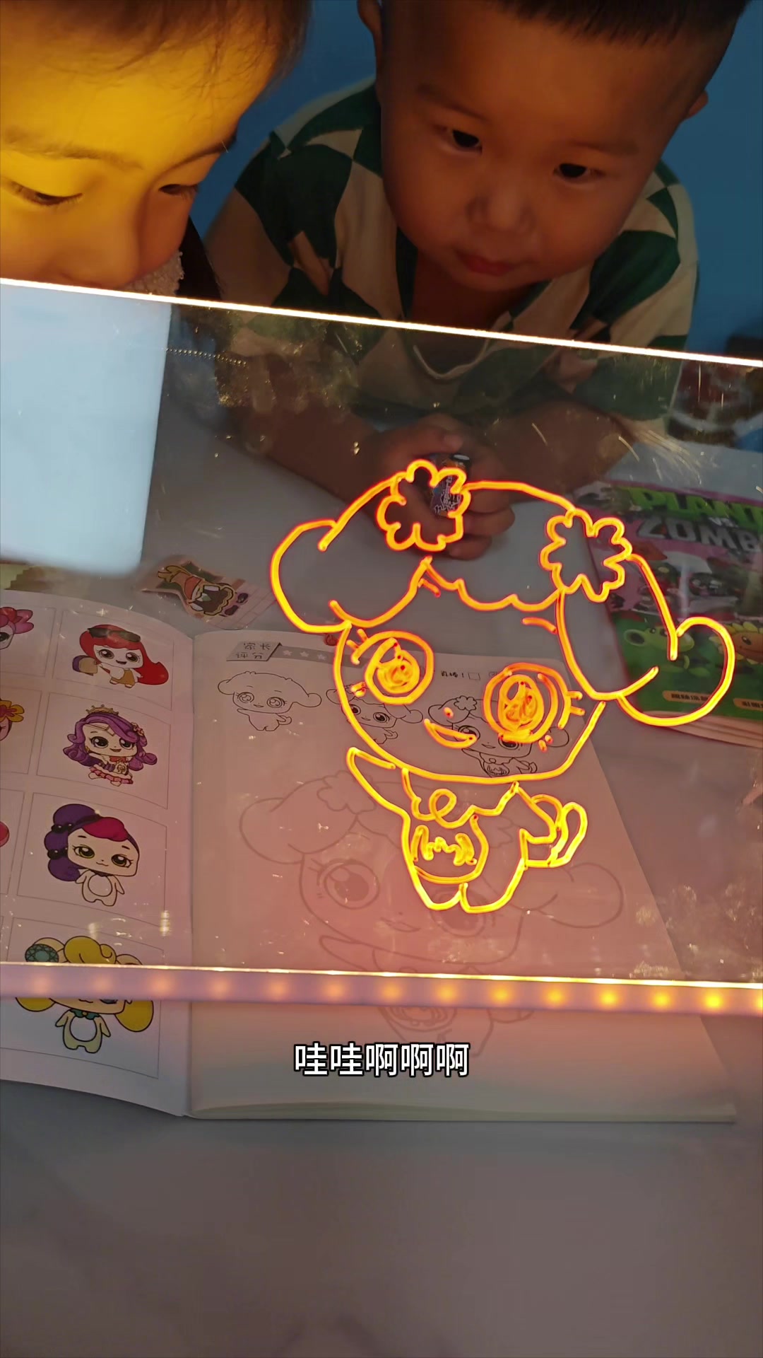 哇,这块画板真的好神奇,居然会发光,而且画完还能擦掉反复画
