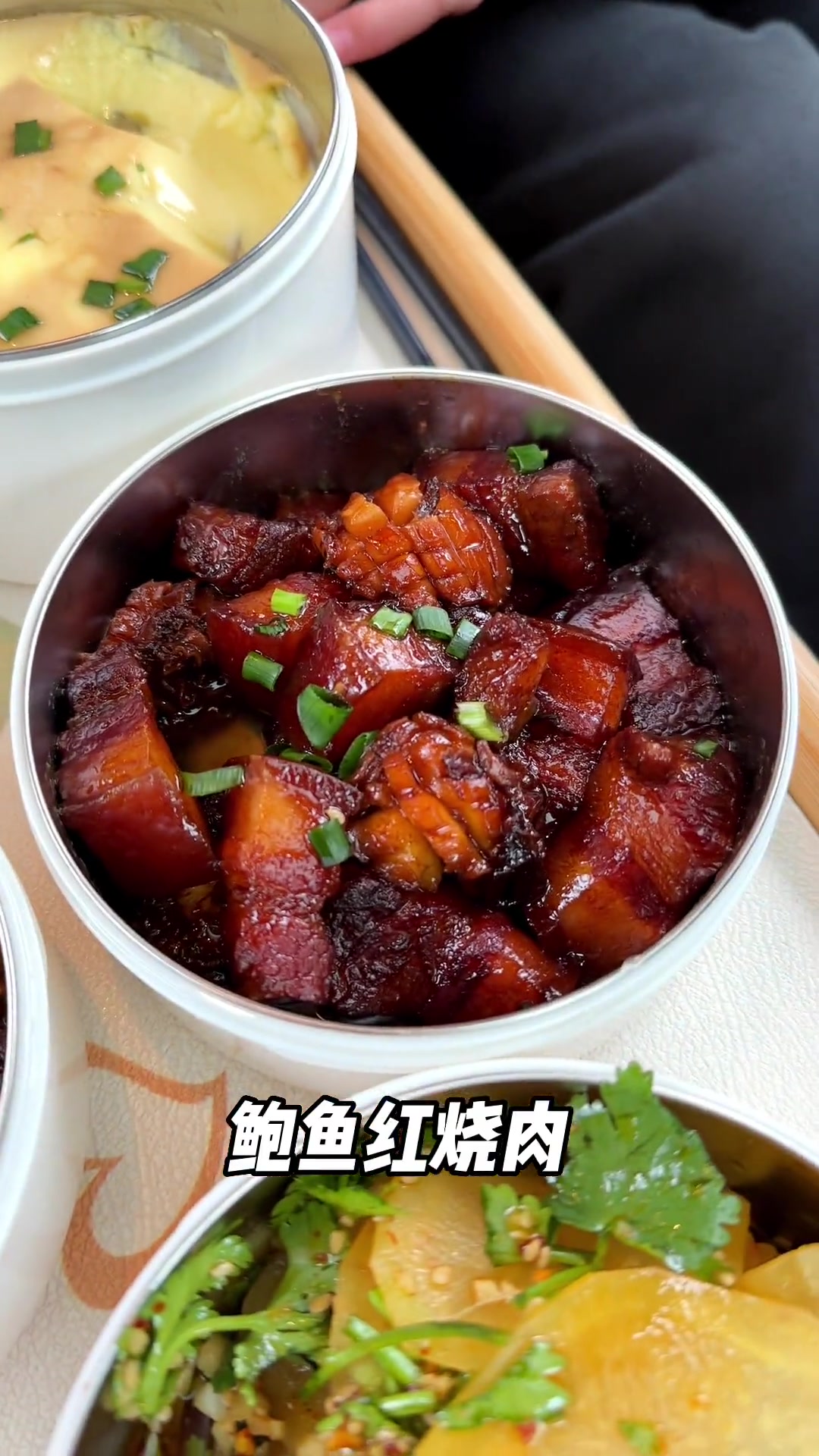 给孩子们送午餐便当。大家午餐都吃什么呢?