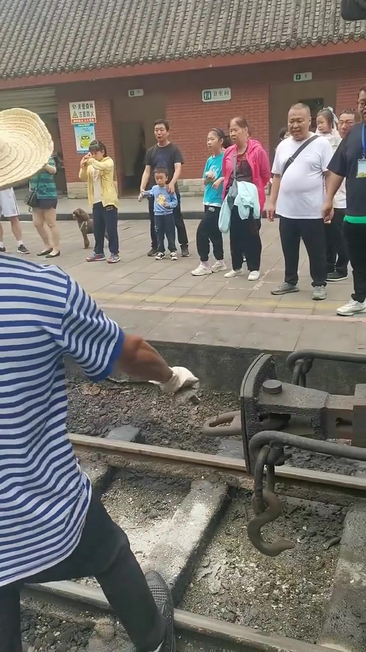 蒸汽机车,看铁路钩子手连挂作业!