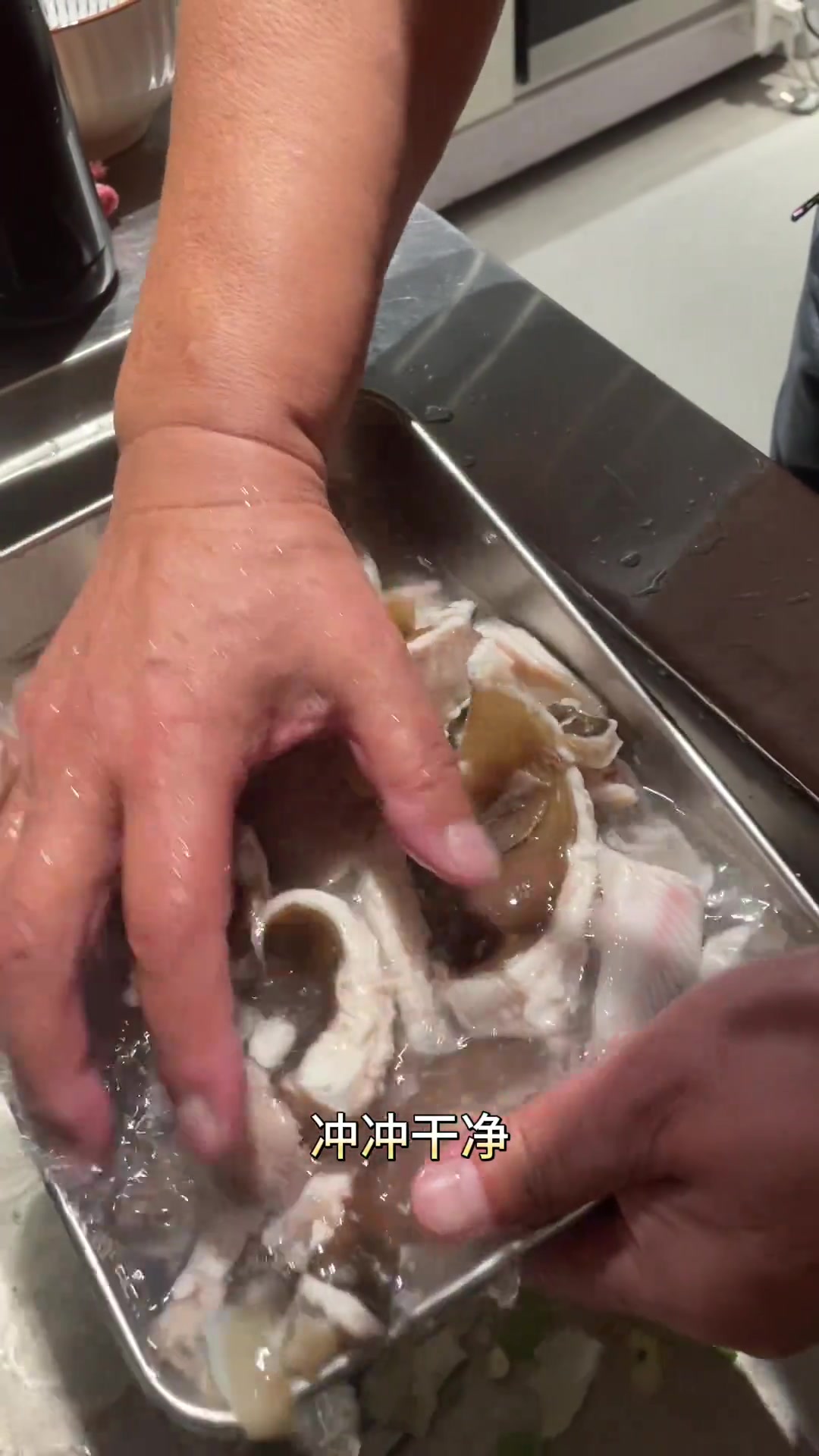 今天做个青岛人都爱吃的特色菜：红烧老板鱼，老板鱼就是孔鳐，肉质鲜美，用红烧的做法做真的很好