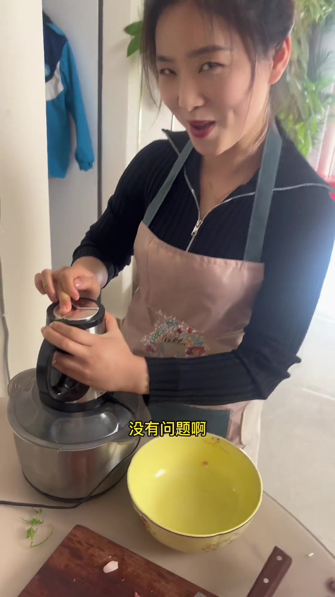 以前剁肉馅或用摊绞肉机不卫生,现这机器方便又干净