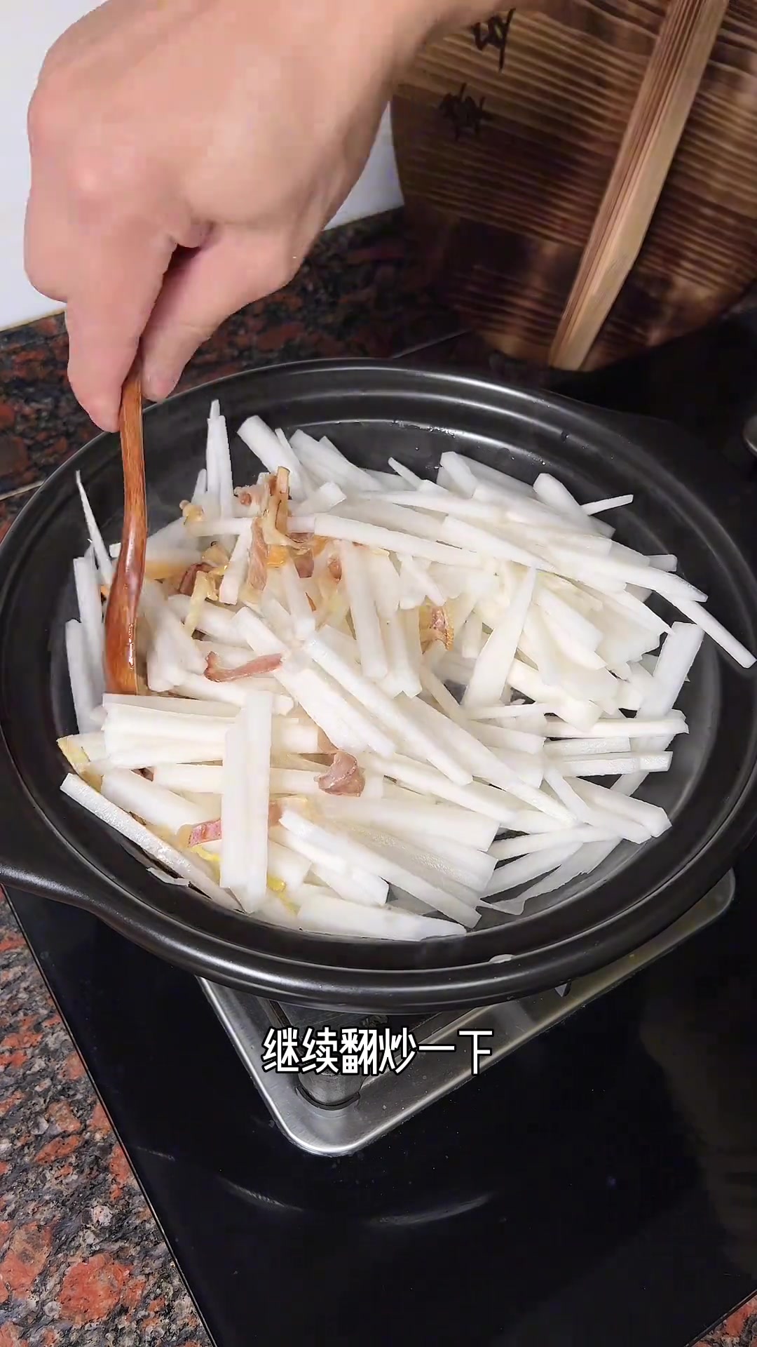 萝卜鱿鱼汤做法简单又好喝,家常菜汤鲜味美