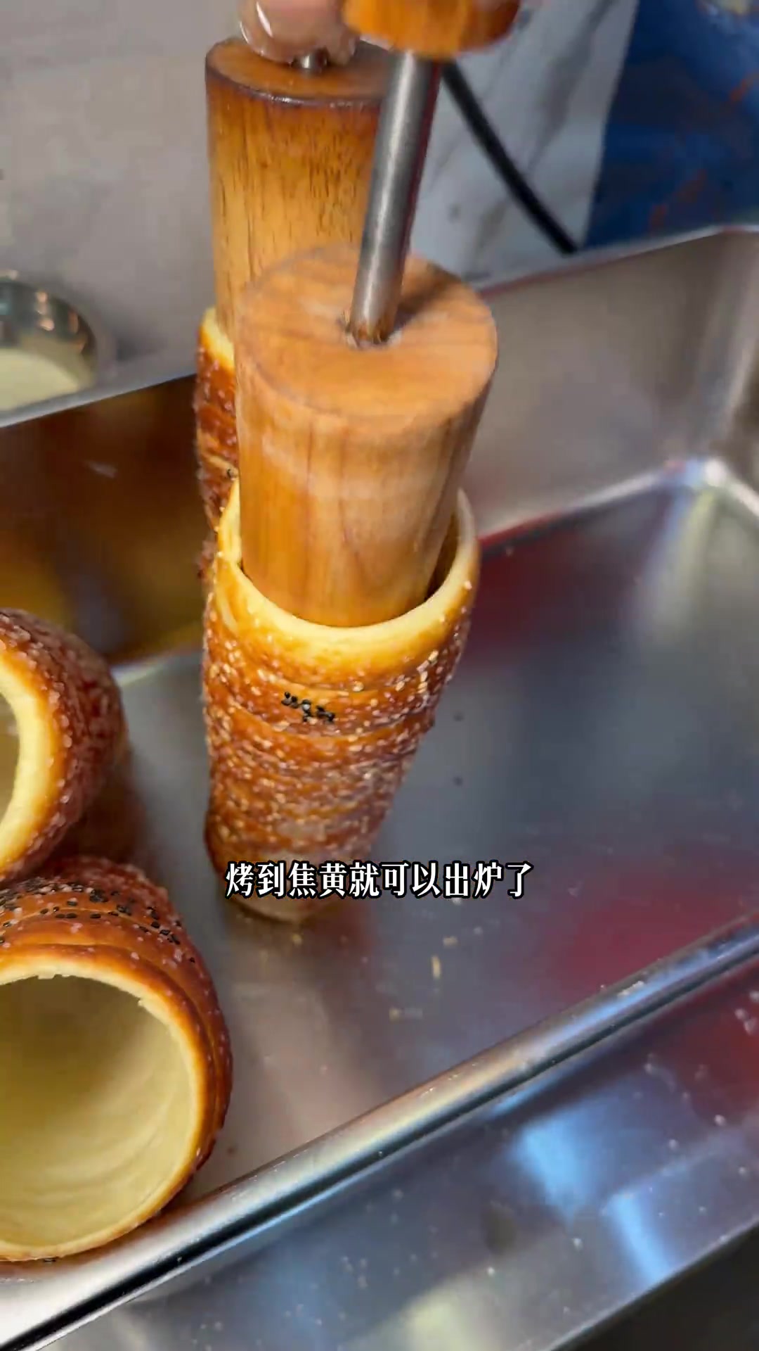 南充居然也有烟囱面包了就在模范街新开了一家不加一滴水的烟囱面包,现在原味的烟囱面包才6.6