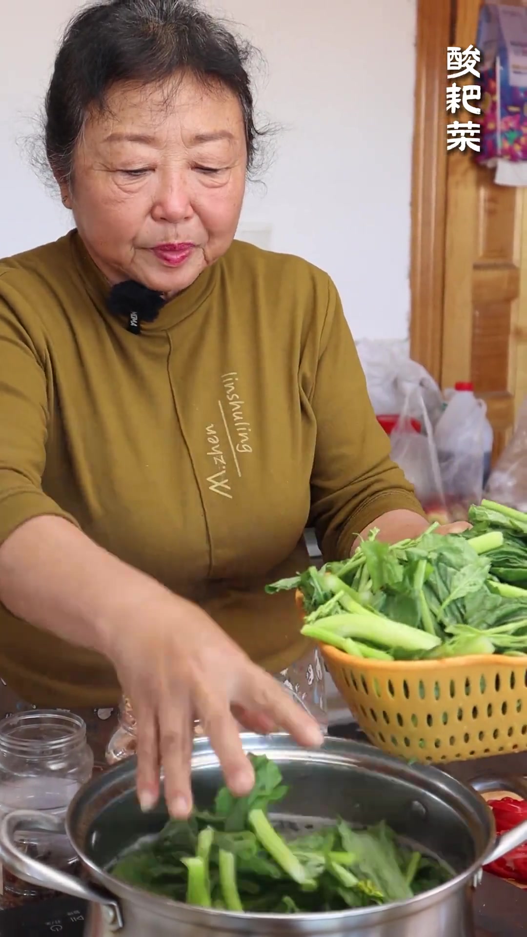 在德宏的开胃汤菜里,能与傣味杂菜一决高下的唯有傣味酸耙菜拥有这个实力了!