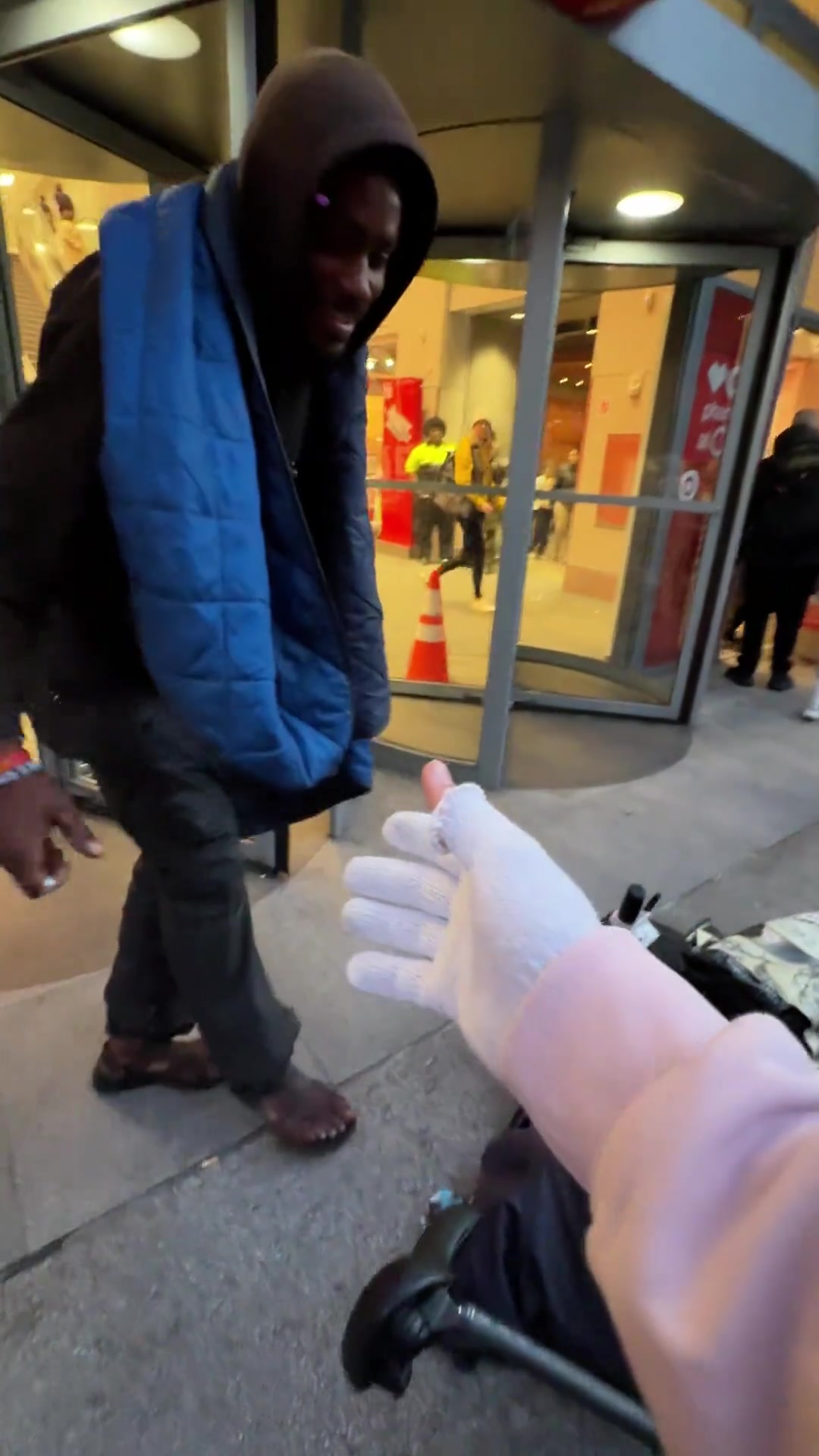 中国小伙美国街头卖“老式爆米花”……30一袋……老美疯抢……