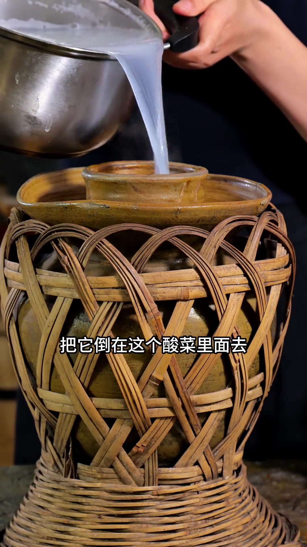 大家都在问没有酸本怎么做贵州无盐酸菜,正好这几天腌了萝卜酸菜,就给大家分享一下。做出来的酸