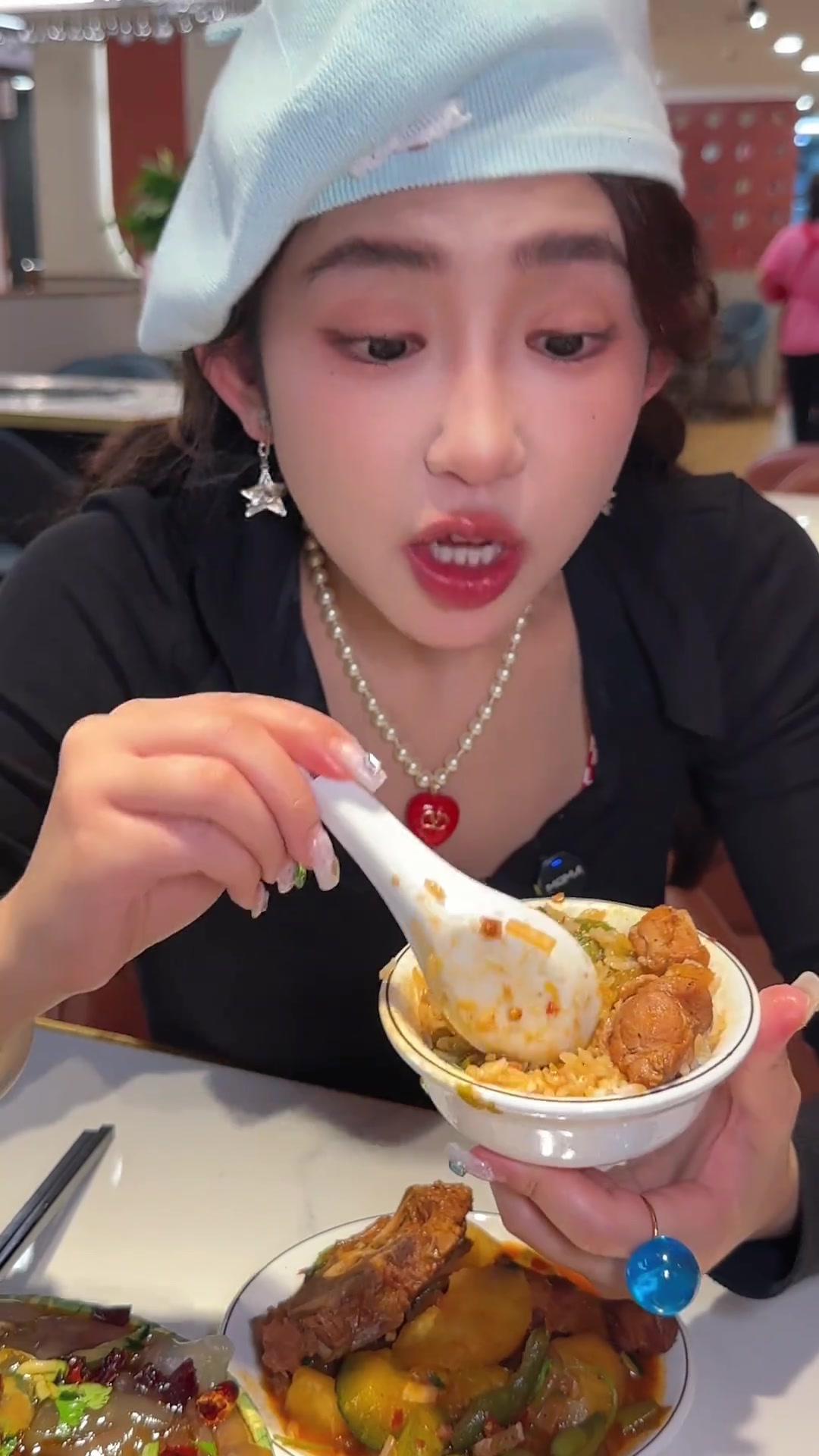 跟着大学生，勇闯美食圈品尝铁锅炖的美味