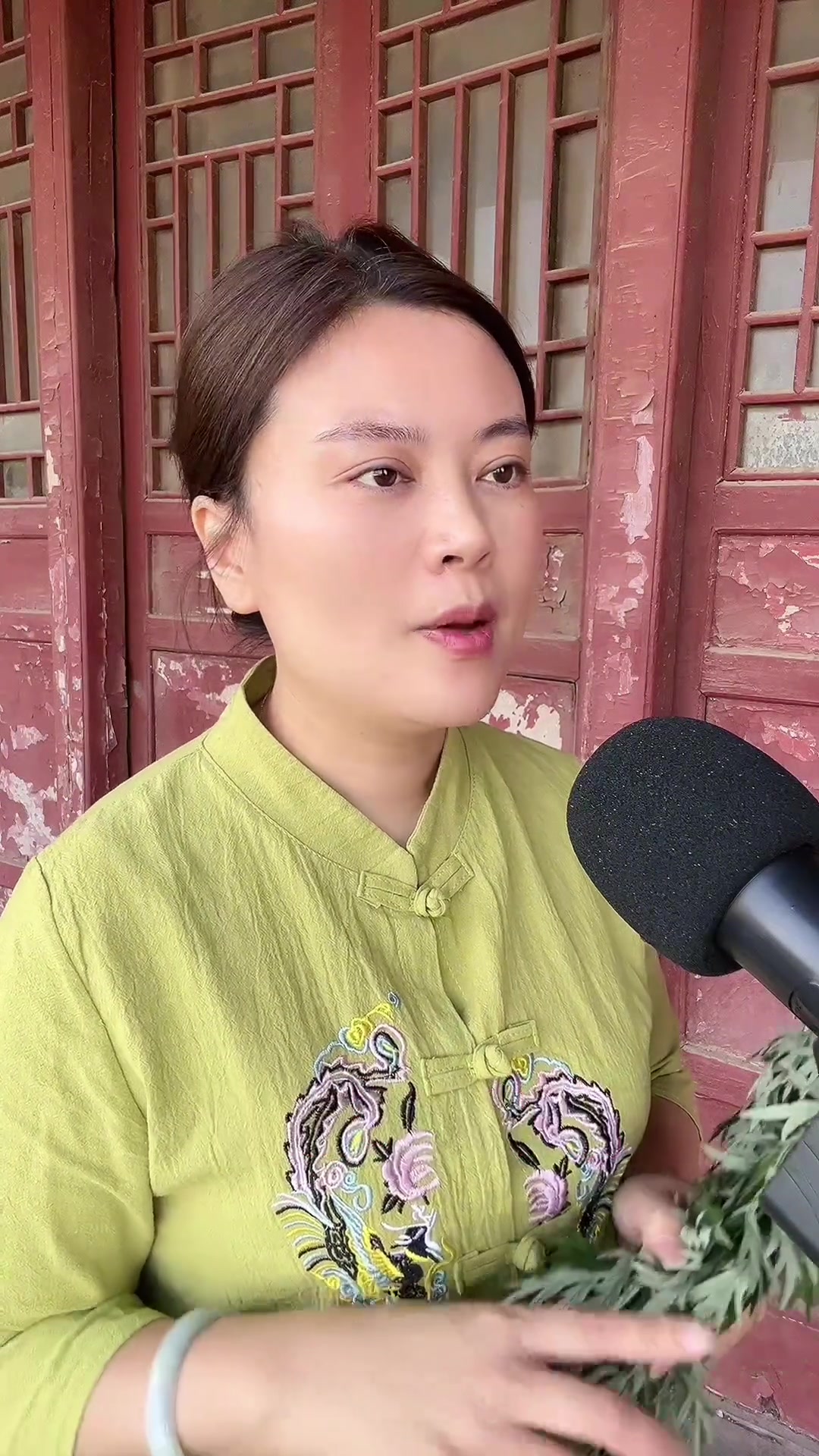 端午节将至,大门口挂艾草的习俗与讲究