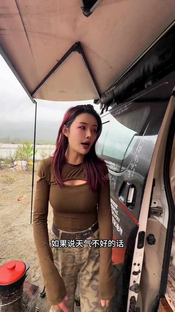 318路上偶遇小姐姐把面包车自改成床车，温馨如移动小木屋