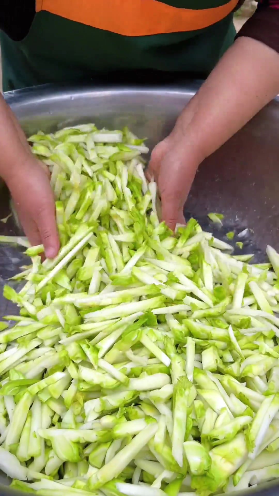 地里儿莱出来了，做成榨菜下饭清脆开胃爽口！喜欢的姐妹们有时间可以做来试试