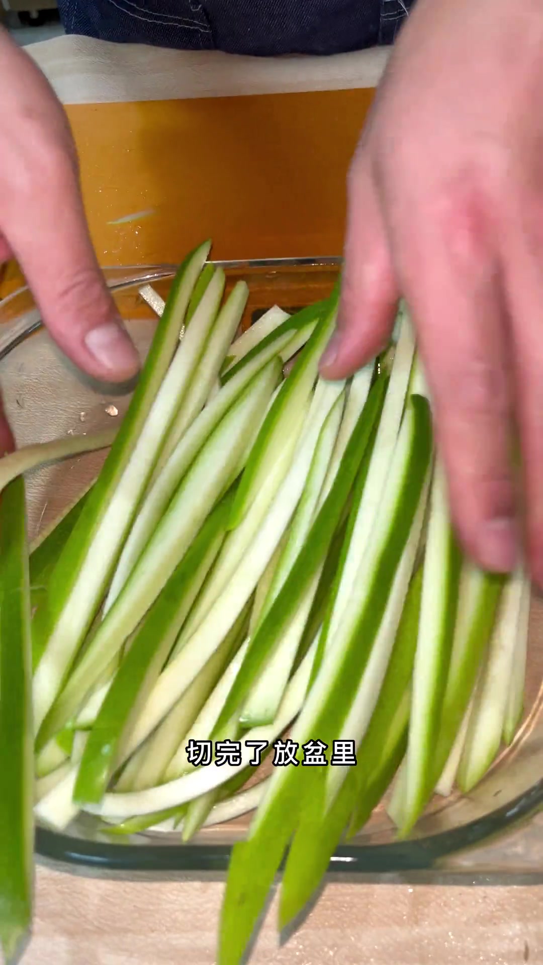 这大冷天的整点牛肉炖柿子,那是相当的嘎嘎好吃啊,哈哈,西葫芦大家可以试试这么做,非常不错!