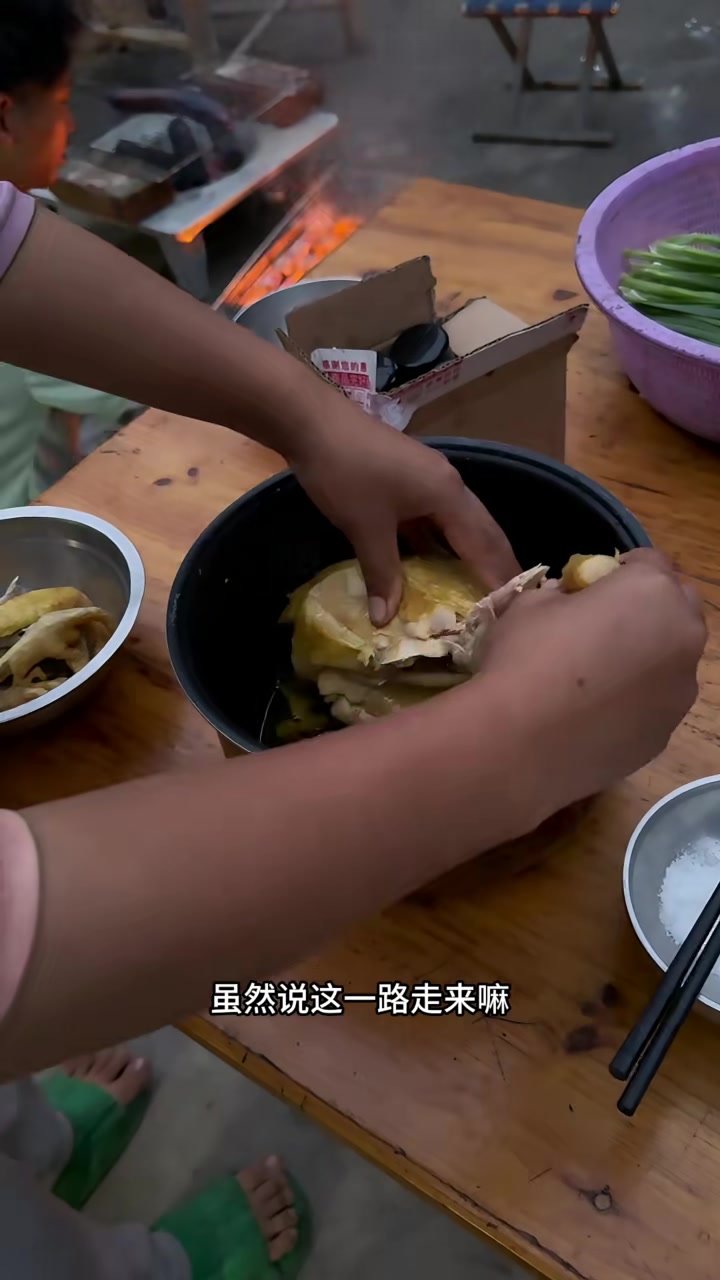 今天是小孩的生日我们去给他买了一个大蛋糕小蛋糕大蛋糕没有了就买了个小蛋糕还做了他想吃的骚考
