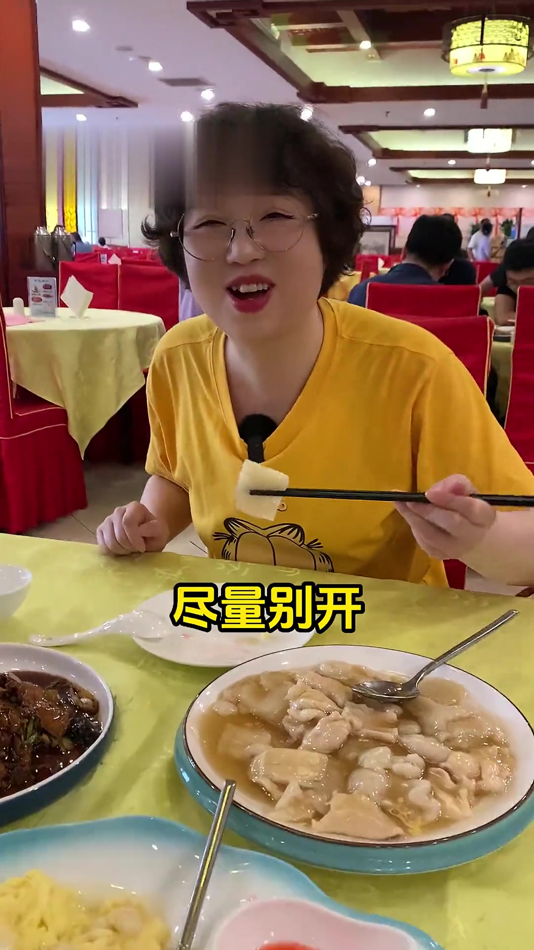 哥们哥们三不粘吃过么知道谁家三不粘出名么不知道看我视频啊我告诉你今天我们去吃中华老字号同和